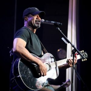Darius Rucker Instagram - Having the time of my freaking life over seas!! These crowds!! Amazing. Thanks for selling every dang show out y’all. 

📷 @christiegoodwin