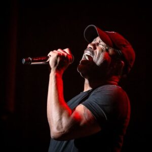 Darius Rucker Instagram - Having the time of my freaking life over seas!! These crowds!! Amazing. Thanks for selling every dang show out y’all. 

📷 @christiegoodwin