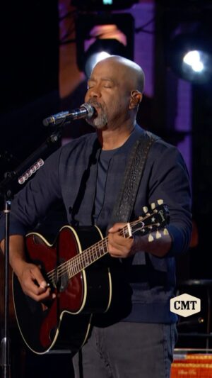 Darius Rucker Instagram - We’ve been changed for the better after this epic #CMTcrossroads performance 👏 🔥

Stream @dariusrucker and @theblackcrowes’ full episode now on @paramountplus!
