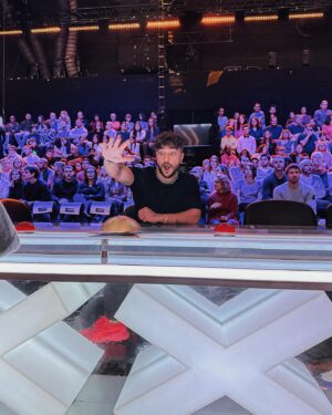 Darko Bozovic Instagram - Bravo ma @jujufitcats !! Ce rôle d’animatrice te va à merveille 👏🏻 
TOUS devant Incroyable talent ce soir les zamis sur M6 pour donner de la force à notre Juju nationale 💓