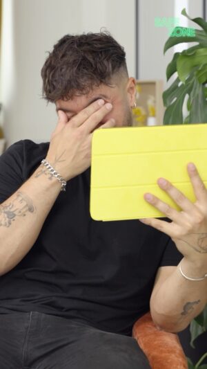 Darko Bozovic Instagram - L’invité de la semaine dans #SafeZone est… 

🥁🥁🥁@darkocttg 🥁🥁🥁

Vous le connaissez tous mais savez-vous vraiment qui il est ?! 👁️

Rendez-vous DIMANCHE À 19h sur notre chaîne YouTube 📺
C’est tout pour le moment… 🤫