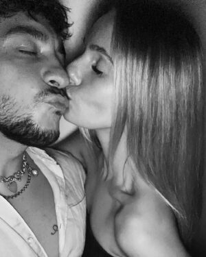 Darko Bozovic Instagram - Il est dit qu’une photo vaut milles mots, mais permettez-moi de les écrire quand même.
Jamais je n’aurais imaginer écrire ce texte les amis, j’ai longtemps hésité et elle me rend tellement plus heureux qu’avant que j’ai envie de partager mon bonheur avec vous et de montrer au monde la personne exceptionnelle qu’elle est.
Elle a bouleversé ma conception de l’amour, et je la remercie chaque jour de faire de moi une meilleure personne qu’hier.
Elle provient d’un univers différent, loin des projecteurs, et en la présentant ici, je l’initie à un tout nouveau monde. Cela m’inquiète un peu, mais je vous fais confiance. Votre bienveillance m’a toujours soutenu, et je sais que je la confie à une communauté qui saura l’accueillir avec autant d’amour que moi 
Les amis, je vous présente Camille 🤍