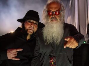 Daron Malakian Instagram - I’ve learned so many things, and have been inspired in countless ways throughout the years of working with, and knowing this guy. Always great to see my friend @RickRubin.

📷: @gregwatermann #DaronMalakian #DMSOB #ScarsOnBroadway #SOAD #SystemOfADown #SickNewWorld #RickRubin