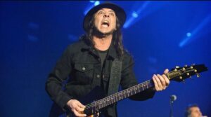 Daron Malakian Instagram - Swipe up in story. #Repost @guitarworldmagazine:
﻿
﻿Today, in a GW exclusive, we sat down with @systemofadown's @DaronMalakian to discuss his surprising guitar heroes, how he wrote Chop Suey!, and why he’s never practiced a day in his life. Read the full interview at guitarworld.com! ⠀
﻿⠀
﻿Photo: Joseph Okpako/Redferns/Getty Images
