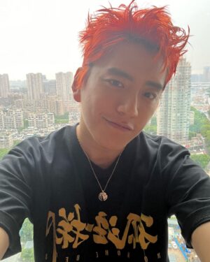 Darren Wang Instagram - 染紅毛～🏀🏀🤡祝電影大紅大紫～🤪 #孤注一擲