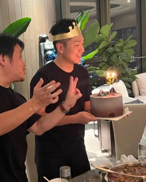 Darren Wang Instagram - 37～🤑🤑祝年輕又帥氣但～已經結婚的申大導演！生日快樂幸福美滿子孫滿堂！哈哈😄能不能寫下一部我騙陸經理啊！🤑🤑🫶🤣