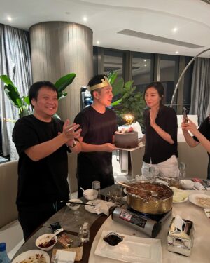 Darren Wang Instagram - 37～🤑🤑祝年輕又帥氣但～已經結婚的申大導演！生日快樂幸福美滿子孫滿堂！哈哈😄能不能寫下一部我騙陸經理啊！🤑🤑🫶🤣
