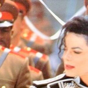 Darrin Henson Instagram - The Jacksons- I have been blessed to meet and work with giants who shoulders I stand on, I’ve been in the entertainment industry for quite some time and I have had many opportunities to meet these giants who have passed on valuable information about life‘s lesson so I can continue developing my gifts to deliver to the world my way . To the entire Jackson family thank you for your contribution and sacrifices . #jackson5  #michaeljackson  #janetjackson #thejacksons #darrinhenson