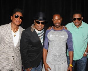 Darrin Henson Instagram - The Jacksons- I have been blessed to meet and work with giants who shoulders I stand on, I’ve been in the entertainment industry for quite some time and I have had many opportunities to meet these giants who have passed on valuable information about life‘s lesson so I can continue developing my gifts to deliver to the world my way . To the entire Jackson family thank you for your contribution and sacrifices . #jackson5  #michaeljackson  #janetjackson #thejacksons #darrinhenson