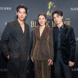 Darvid Kreepolrerk Instagram - รวมแก๊งมาเปิดตี้ที่ Black Horse in the Castle by James Boulangerie ที่ Napalai terrace ชั้น7ICONSIAM ตั้งแต่วันที่ 23/11/2023 - 07/01/2024ที่คุณจะได้สนุกแล้ว สนุกอีก ด้วยมินิคอนเสิร์ตจากศิลปินชื่อดังมาสร้างความสุขให้ทุกค่ำคืน ไม่ว่าจะเป็น วี วิโอเลต, บุรินทร์ บุญวิสุทธิ์,โจอี้ บอยและวง Slot Machine ดื่มด่ำกับบรรยากาศและเลือกรับประทานอาหารจากบูธต่างๆ จากร้านJames Boulangerie และเหล่าพาร์ตเนอร์ อาทิThammachart Seafood,QFresh,Roy’s,Copper Beyond Buffetและฟูฟ่องหมูกรอบ บัตรเข้าร่วมสามารถจองได้แล้ววันนี้ที่ https://www.plutoticket.com/blackhorseinthecastle หรือจองบัตรที่หน้างานได้เลยค่ะ/ครับ