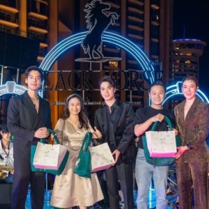 Darvid Kreepolrerk Instagram - รวมแก๊งมาเปิดตี้ที่ Black Horse in the Castle by James Boulangerie ที่ Napalai terrace ชั้น7ICONSIAM ตั้งแต่วันที่ 23/11/2023 - 07/01/2024ที่คุณจะได้สนุกแล้ว สนุกอีก ด้วยมินิคอนเสิร์ตจากศิลปินชื่อดังมาสร้างความสุขให้ทุกค่ำคืน ไม่ว่าจะเป็น วี วิโอเลต, บุรินทร์ บุญวิสุทธิ์,โจอี้ บอยและวง Slot Machine ดื่มด่ำกับบรรยากาศและเลือกรับประทานอาหารจากบูธต่างๆ จากร้านJames Boulangerie และเหล่าพาร์ตเนอร์ อาทิThammachart Seafood,QFresh,Roy’s,Copper Beyond Buffetและฟูฟ่องหมูกรอบ บัตรเข้าร่วมสามารถจองได้แล้ววันนี้ที่ https://www.plutoticket.com/blackhorseinthecastle หรือจองบัตรที่หน้างานได้เลยค่ะ/ครับ