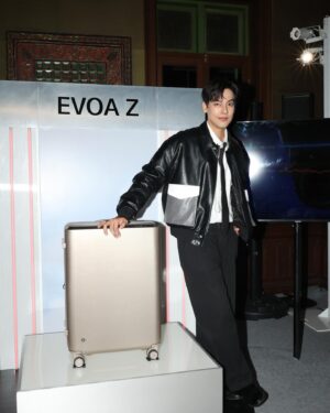 Darvid Kreepolrerk Instagram - วันนี้มางาน Destination Samsonite: Voyaging Through Time เปิดตัว! กระเป๋ารุ่นใหม่ EVOA-Z ได้มาเห็นของจริงก็คือสวยมากกก ทั้งดีไซน์ ทั้งความทนทาน ที่สำคัญคือตัวล้อเป็นนวัตกรรมใหม่ Aero-Trac™ Whirl ลากลื่นขึ้นมากกกก ถูกใจคนเดินทางบ่อยๆ อย่างเราสุดๆ

แล้วที่ประทับใจอีกอย่างคือคอนเซปต์ของงาน Time capsule ยิ่งทำให้เห็น Story อันยาวนานของ Samsonite แล้วทำให้รู้สึกว่าเป็นแบรนด์ที่ Timeless จริงๆ⏱️🧳 #DestinationSamsoniteTH #SamsoniteTH #EVOAZ
@samsoniteth