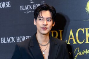 Darvid Kreepolrerk Instagram - รวมแก๊งมาเปิดตี้ที่ Black Horse in the Castle by James Boulangerie ที่ Napalai terrace ชั้น7ICONSIAM ตั้งแต่วันที่ 23/11/2023 - 07/01/2024ที่คุณจะได้สนุกแล้ว สนุกอีก ด้วยมินิคอนเสิร์ตจากศิลปินชื่อดังมาสร้างความสุขให้ทุกค่ำคืน ไม่ว่าจะเป็น วี วิโอเลต, บุรินทร์ บุญวิสุทธิ์,โจอี้ บอยและวง Slot Machine ดื่มด่ำกับบรรยากาศและเลือกรับประทานอาหารจากบูธต่างๆ จากร้านJames Boulangerie และเหล่าพาร์ตเนอร์ อาทิThammachart Seafood,QFresh,Roy’s,Copper Beyond Buffetและฟูฟ่องหมูกรอบ บัตรเข้าร่วมสามารถจองได้แล้ววันนี้ที่ https://www.plutoticket.com/blackhorseinthecastle หรือจองบัตรที่หน้างานได้เลยค่ะ/ครับ