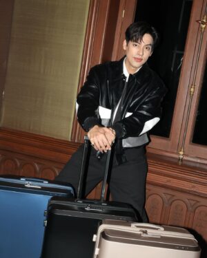 Darvid Kreepolrerk Instagram - วันนี้มางาน Destination Samsonite: Voyaging Through Time เปิดตัว! กระเป๋ารุ่นใหม่ EVOA-Z ได้มาเห็นของจริงก็คือสวยมากกก ทั้งดีไซน์ ทั้งความทนทาน ที่สำคัญคือตัวล้อเป็นนวัตกรรมใหม่ Aero-Trac™ Whirl ลากลื่นขึ้นมากกกก ถูกใจคนเดินทางบ่อยๆ อย่างเราสุดๆ

แล้วที่ประทับใจอีกอย่างคือคอนเซปต์ของงาน Time capsule ยิ่งทำให้เห็น Story อันยาวนานของ Samsonite แล้วทำให้รู้สึกว่าเป็นแบรนด์ที่ Timeless จริงๆ⏱️🧳 #DestinationSamsoniteTH #SamsoniteTH #EVOAZ
@samsoniteth