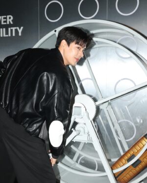 Darvid Kreepolrerk Instagram - วันนี้มางาน Destination Samsonite: Voyaging Through Time เปิดตัว! กระเป๋ารุ่นใหม่ EVOA-Z ได้มาเห็นของจริงก็คือสวยมากกก ทั้งดีไซน์ ทั้งความทนทาน ที่สำคัญคือตัวล้อเป็นนวัตกรรมใหม่ Aero-Trac™ Whirl ลากลื่นขึ้นมากกกก ถูกใจคนเดินทางบ่อยๆ อย่างเราสุดๆ

แล้วที่ประทับใจอีกอย่างคือคอนเซปต์ของงาน Time capsule ยิ่งทำให้เห็น Story อันยาวนานของ Samsonite แล้วทำให้รู้สึกว่าเป็นแบรนด์ที่ Timeless จริงๆ⏱️🧳 #DestinationSamsoniteTH #SamsoniteTH #EVOAZ
@samsoniteth