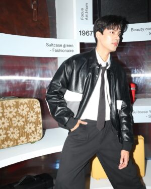 Darvid Kreepolrerk Instagram - วันนี้มางาน Destination Samsonite: Voyaging Through Time เปิดตัว! กระเป๋ารุ่นใหม่ EVOA-Z ได้มาเห็นของจริงก็คือสวยมากกก ทั้งดีไซน์ ทั้งความทนทาน ที่สำคัญคือตัวล้อเป็นนวัตกรรมใหม่ Aero-Trac™ Whirl ลากลื่นขึ้นมากกกก ถูกใจคนเดินทางบ่อยๆ อย่างเราสุดๆ

แล้วที่ประทับใจอีกอย่างคือคอนเซปต์ของงาน Time capsule ยิ่งทำให้เห็น Story อันยาวนานของ Samsonite แล้วทำให้รู้สึกว่าเป็นแบรนด์ที่ Timeless จริงๆ⏱️🧳 #DestinationSamsoniteTH #SamsoniteTH #EVOAZ
@samsoniteth