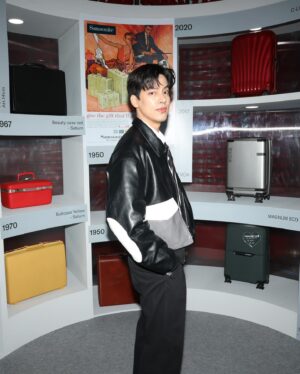 Darvid Kreepolrerk Instagram - วันนี้มางาน Destination Samsonite: Voyaging Through Time เปิดตัว! กระเป๋ารุ่นใหม่ EVOA-Z ได้มาเห็นของจริงก็คือสวยมากกก ทั้งดีไซน์ ทั้งความทนทาน ที่สำคัญคือตัวล้อเป็นนวัตกรรมใหม่ Aero-Trac™ Whirl ลากลื่นขึ้นมากกกก ถูกใจคนเดินทางบ่อยๆ อย่างเราสุดๆ

แล้วที่ประทับใจอีกอย่างคือคอนเซปต์ของงาน Time capsule ยิ่งทำให้เห็น Story อันยาวนานของ Samsonite แล้วทำให้รู้สึกว่าเป็นแบรนด์ที่ Timeless จริงๆ⏱️🧳 #DestinationSamsoniteTH #SamsoniteTH #EVOAZ
@samsoniteth