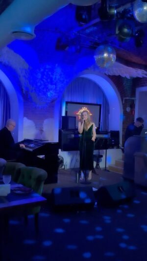 Darya Khramova Instagram - Там , где клен шумит… 

За роялем маэстро @shatilindmitry 

Полная версия на моем YouTube и Telegram каналах✨

#дарьяхрамова #тамгдекленшумит