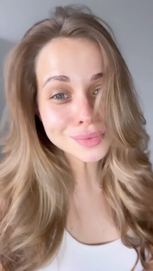 Darya Khramova Instagram - Вы спрашивали, как я создаю свой образ, и вот ответ - сегодня я поделюсь с вами каждым этапом моего макияжа!  Надеюсь, что это видео будет полезным для Вас , и профессиональные визажисты не станут смеяться 😂

Кстати, не забудьте оставить комментарий о том, что вы хотели бы увидеть дальше. 💄💅 #макияж #красота #дарьяхрамова #урокмакияжа #макияждлясебя