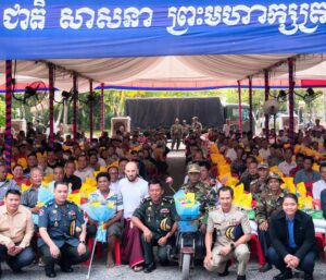Dave Leduc Instagram - Today I was invited as guest of honor to meet with the families of 600 veterans who are members of the Cambodian Veterans Association. Fighting in the ring is nothing compared to giving your life and body for your nation. I have an immense amount of respect for them. Thank you for your service. Im happy that I was able to give food, donations and smiles to these courageous men and women.