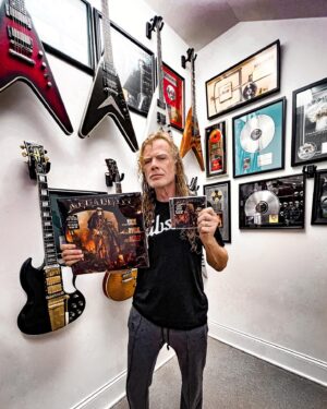 Dave Mustaine Instagram - First test pressing of vinyl and CD! 💿 Make sure to pre-order your copies. (Link in bio) 

#TheSickTheDyingAndTheDead 
Photo by: @bryanjones104