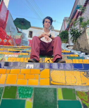 Davi Campolongo Instagram - Envolvido pela energia única do Rio ❤️🇧🇷 

#davicampolongo #riodejaneiro #escadariaseralon