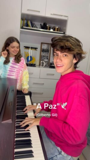 Davi Campolongo Instagram - "A Paz" do mestre da MPB @gilbertogil 

🎙️ @maricampolongo 
🎹 @davicampolongo 
 

#gilbertogil #maricampolongo #davicampolongo #irmaos #apaz #mpb #piano #voz #pianoevoz