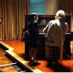 Davi Campolongo Instagram - @maestrojoaocarlosmartins comemorou ontem 84 anos do jeito que ama : em cima do palco!
Além de ser um grande maestro e um dos maiores pianistas que o mundo já viu, ele também é um exemplo de ser humano. 
Sempre com bom humor, um carisma único e com piadas que deixam o ambiente mais leve. 
Está sempre disposto a ajudar e inspirar as pessoas ao seu redor. 
Como ele mesmo diz: “é preciso dividir para multiplicar.” 
Um dos tantos ensinamentos aprendi com ele. 
Quanta honra.
Eu e minha família somos eternamente gratos por tudo, te amamos! 

🎶🎹✨ Maestro, muitas bênçãos em sua vida! Que possamos celebrar por muitos anos e aprender cada vez mais com sua sabedoria e talento, mestre da arte, que nos encanta e motiva a sermos melhores a cada dia. 
Seu legado e generosidade já brilha em nossos corações .

#maestrojoaocarlosmartins #davicampolongo #maestro #joaoomaestro #felizaniversario