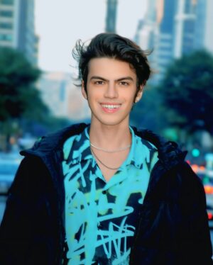 Davi Campolongo Instagram - 𝓐𝓿𝓮𝓷𝓲𝓭𝓪 𝓟𝓪𝓾𝓵𝓲𝓼𝓽𝓪 𝓹𝓽2 📍🇧🇷

ph @rafaele_motta 

#davicampolongo #paulista #avenidapaulista #photo #style
