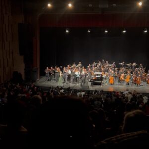 Davi Campolongo Instagram - @maestrojoaocarlosmartins comemorou ontem 84 anos do jeito que ama : em cima do palco!
Além de ser um grande maestro e um dos maiores pianistas que o mundo já viu, ele também é um exemplo de ser humano. 
Sempre com bom humor, um carisma único e com piadas que deixam o ambiente mais leve. 
Está sempre disposto a ajudar e inspirar as pessoas ao seu redor. 
Como ele mesmo diz: “é preciso dividir para multiplicar.” 
Um dos tantos ensinamentos aprendi com ele. 
Quanta honra.
Eu e minha família somos eternamente gratos por tudo, te amamos! 

🎶🎹✨ Maestro, muitas bênçãos em sua vida! Que possamos celebrar por muitos anos e aprender cada vez mais com sua sabedoria e talento, mestre da arte, que nos encanta e motiva a sermos melhores a cada dia. 
Seu legado e generosidade já brilha em nossos corações .

#maestrojoaocarlosmartins #davicampolongo #maestro #joaoomaestro #felizaniversario