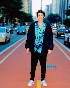 Davi Campolongo Instagram - 𝓐𝓿𝓮𝓷𝓲𝓭𝓪 𝓟𝓪𝓾𝓵𝓲𝓼𝓽𝓪 𝓹𝓽2 📍🇧🇷

ph @rafaele_motta 

#davicampolongo #paulista #avenidapaulista #photo #style