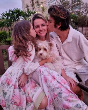 Davi Campolongo Instagram - Hoje é o dia da pessoa mais importante em nossas vidas, nossa maravilhosa mamãe  @familia.campolongo ❤️ Ju
Gostaríamos de expressar o quanto somos gratos por toda a sua dedicação, amor e apoio incondicional. 
Você é a nossa inspiração, o nosso porto seguro e a razão dos nossos sorrisos. 
Sempre pronta para estender a mão e acolher com seu coração maravilhoso e bondoso.
Que este dia especial seja repleto de alegrias e reconhecimento por tudo que você representa em nossas vidas. 
Desejamos que a felicidade, a saúde e a prosperidade sejam seus eternos companheiros em mais um ano de vida. Parabéns, com todo o nosso amor e carinho, te amamos mais que tudo nessa vida! 🎉🎂 

Mari, Davi , papai @zehenrique.zeca e nosso mascote @cometa.biewer . 

Muitas bençãos de Deus em sua vida mamãe! 

#mãe #nivermãe #campolongofamily #familiacampolongo #nossamãe #amor #carinho #vida