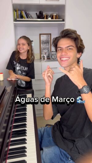 Davi Campolongo Instagram - "Águas de março" 🎶 mais uma do mestre Tom Jobim .

Siblings Campolongo❤️

#davicampolongo #maricampolongo #tomjobim #elisregina  #mpb #piano #irmaos #music