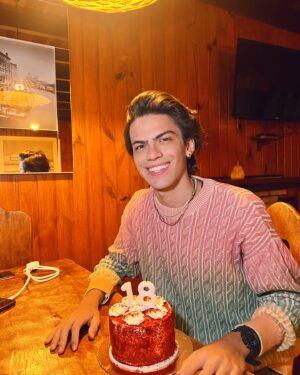 Davi Campolongo Instagram - 18tão 🤌🎉

(A última foto resume bem 😂)

#davicampolongo #18 #photo #niver