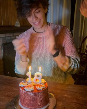 Davi Campolongo Instagram - 18tão 🤌🎉

(A última foto resume bem 😂)

#davicampolongo #18 #photo #niver
