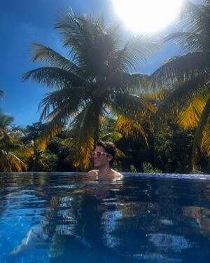 Davi Campolongo Instagram - Seja bem vindo junho! 
Iniciando meu mês aqui no @celebrationresortolimpia @hotbeach.oficial .

Celebrando a vida!🙏

#davicampolongo #olimpia #celebrationresortolimpia #resort #petfriendly #cometabiewer #familia