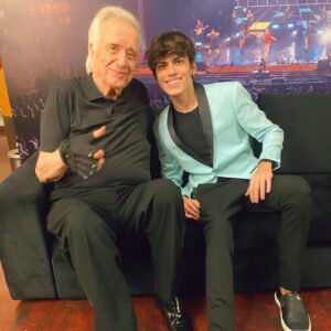 Davi Campolongo Instagram - @maestrojoaocarlosmartins comemorou ontem 84 anos do jeito que ama : em cima do palco!
Além de ser um grande maestro e um dos maiores pianistas que o mundo já viu, ele também é um exemplo de ser humano. 
Sempre com bom humor, um carisma único e com piadas que deixam o ambiente mais leve. 
Está sempre disposto a ajudar e inspirar as pessoas ao seu redor. 
Como ele mesmo diz: “é preciso dividir para multiplicar.” 
Um dos tantos ensinamentos aprendi com ele. 
Quanta honra.
Eu e minha família somos eternamente gratos por tudo, te amamos! 

🎶🎹✨ Maestro, muitas bênçãos em sua vida! Que possamos celebrar por muitos anos e aprender cada vez mais com sua sabedoria e talento, mestre da arte, que nos encanta e motiva a sermos melhores a cada dia. 
Seu legado e generosidade já brilha em nossos corações .

#maestrojoaocarlosmartins #davicampolongo #maestro #joaoomaestro #felizaniversario