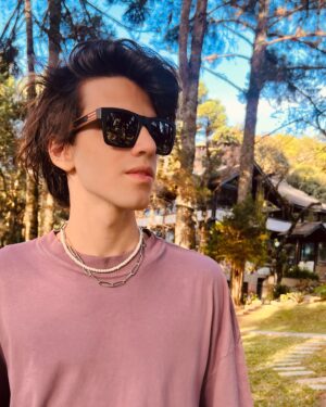 Davi Campolongo Instagram - Iniciando meu novo ano com muitas vibrações positivas.✨ 
Dump do final de semana.🍁

Obrigado a todos pelas mensagens e por todo carinho 🙏

#davicampolongo #aniversario #monteverde #mg