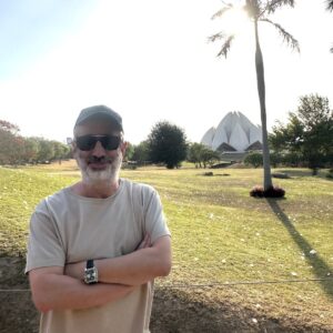 David Baddiel Instagram - I trekked across Delhi in the heat of the afternoon sun to get to the Baháʼí Lotus Temple. Because it's beautiful but also to prove my love for 
@omiddjalili. 
.