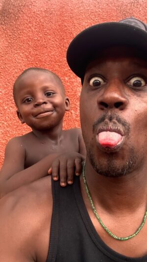 David Baïot Instagram - Merci pour ces moments précieux, j’attendrais plus 30 ans pour revenir !! 🧡🤍🤍💚 🇨🇮 #abidjan #cotedivoire #family #priceless