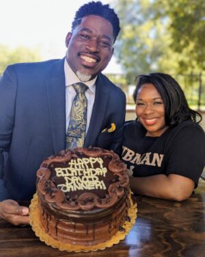 David Banner Instagram - Scroll to the last slide to see the infamous cake! 

A @sgd_customs southern girl cake for a tried and true southern man! Happy birthday @davidbanner here’s to many many more! Thanks for allowing us to celebrate you today! 

#doublechocolatecake 
#customcakes 
#davidbanner 
#southernfood 
#southernbaking 
#tridestinedstudios 
#bet 
#southerngirlsdoitbest 
#titicakes 
#throwbackthursday 
#happybirthdaycake 
#losangelesbakery 
#adultcakes
