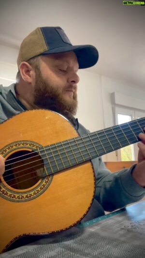 David Barrull Instagram - Os quiero desear un #felizviernes con este vídeo espero que os guste y que lo disfrutéis 🎧 
Qué Dios os bendiga mucho #chinodemalaga❤️