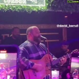 David Barrull Instagram - Gracias #malaga por la noche de ayer, es muy fácil cantaros, gracias también a todo el equipo de @jaleo.malaga sois especiales 😘 nos vemos en los escenarios #familia si Dios quiere bendiciones.