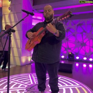 David Barrull Instagram - Ya estoy en casa #familia han sido 3 días de #promocion muy intensos pero muy bonitos al mismo tiempo, muchas gracias a todos los medios por atenderme con tanto cariño y dar voz a mi nuevo trabajo #Eterno gracias también por acompañarme a @arteymascomunicacion por su profesionalidad y cercanía y como no a mi equipo @fodsrecords nos vemos pronto en los escenarios si Dios quiere mi gente, estoy deseando escucharos cantar #Eterno