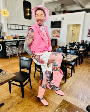 David Bromstad Instagram - Giddy up 💓🤠💓