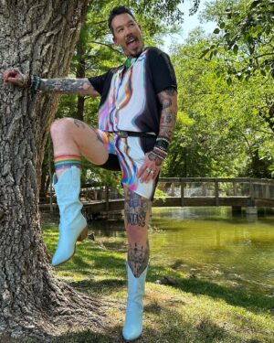 David Bromstad Instagram - Happy Pride my loves! 🏳️‍🌈 🏳️‍⚧️ 🏳️‍🌈 It  might be the last day of pride month but it’s a forever celebration of our Charisma, Uniqueness, Nerve and Talent. 🏳️‍🌈 😜 🏳️‍🌈