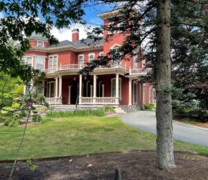 David Bromstad Instagram - Bangor Maine. All I can say is wow. Wow on so many levels. Let’s start with this home…I should say compound, that belongs to the infamous Steven King!!! The house is exactly what u would imagine. Grand and mysterious but very casual. Epic in every way and right in town! The White House is also part of Steven’s world and it’s his own personal library!!! The city was blessed with loads of character and history. But the best part are the people. Wow wow wow!!! I’ve never met a more kind and loving community in all my travels. Im def being back!!!!