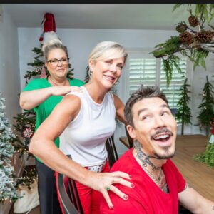David Bromstad Instagram - I hope everyone enjoyed the holiday extravaganza last night. I don’t think I’ve ever said this in my entire career, but I do believe this is the best thing I’ve ever been a part of. Probably because I had the most amazing team and part of the team was my fabulous sisters!!!! They are such a huge part of my life and what you saw last night is exactly how we are when we are together. We love on each other and respect each other so much for the gifts the God has given us. We are goofy, weird, delightfully strange, fashionable, intensely honest, Hyper creative,and deliciously dorky. These pictures describe everything about us. I’m so honored and proud to have worked with these incredible women and create memories that will always be cherished. I LOVE MY FAMILY!!!! ♥️ 🎄 ♥️