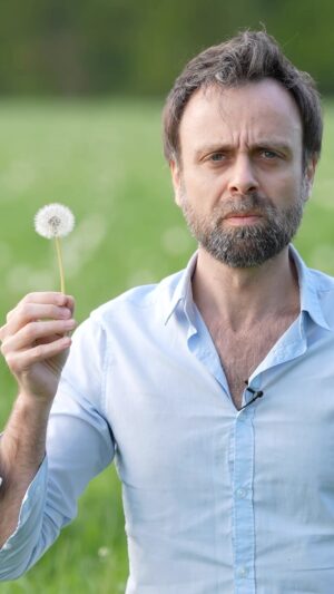 David Castello-Lopes Instagram - Je joue mon spectacle « Authentique » dans toute la France à partir de septembre 2023. Venez le voir avant d’être décédé. Le lien pour acheter est dans ma bio.