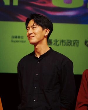 David Chiu Instagram - -
好意外，
剛剛收到一組照片，
是過去量產偶像劇時期的支持者。
-
我們都長大了，
再遇見你，
像是遇見好久不見的老朋友。
-
和你打招呼，
也像是和過去的自己打招呼。
-
我高興地說：
『太棒了，
你親眼見證了一個，
混得普普的偶像劇演員，
變成了窮藝術家。』
-